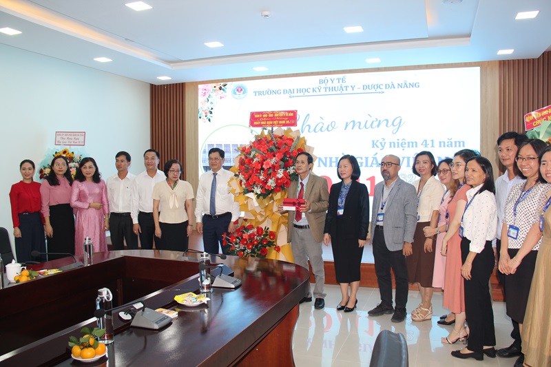 Đoàn lãnh đạo Thành ủy, HĐND, UBND thành phố Đà Nẵng đến thăm và chúc mừng bet 365it
 Đà Nẵng nhân kỷ niệm 41 năm ngày nhà giáo Việt Nam
